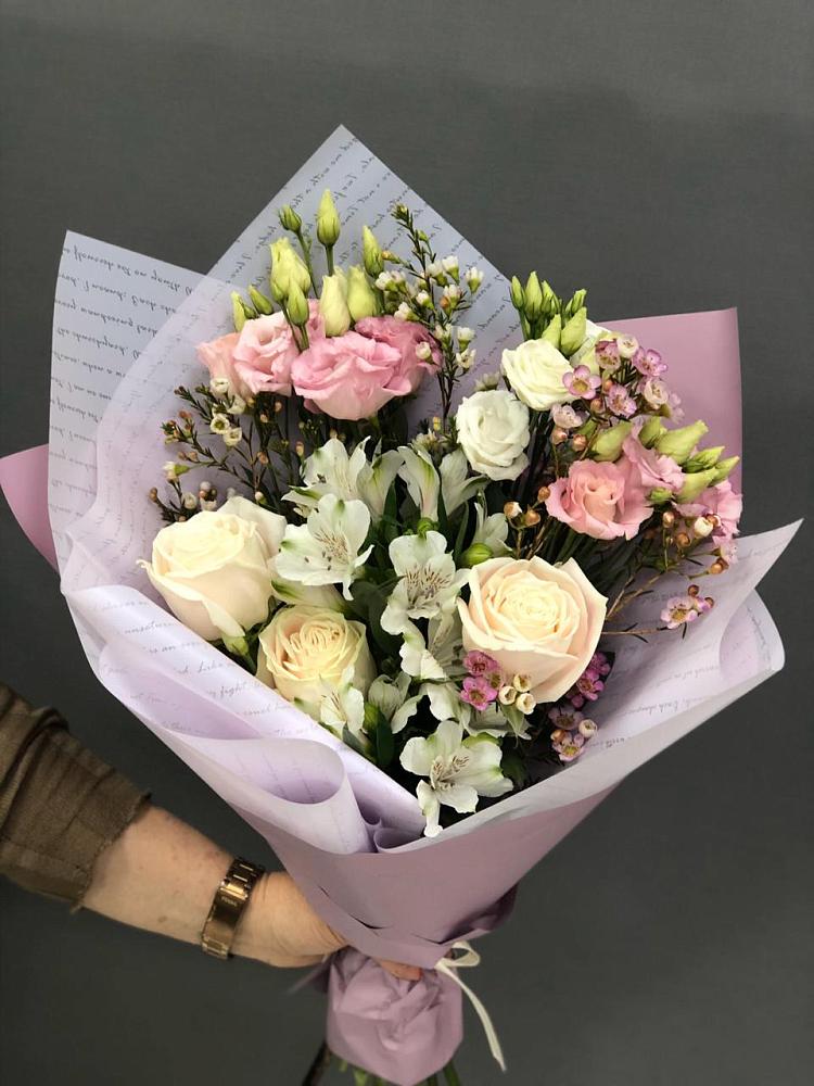 Букет цветов из: Альстромерии, Розы и Лизиантусы в Лальске