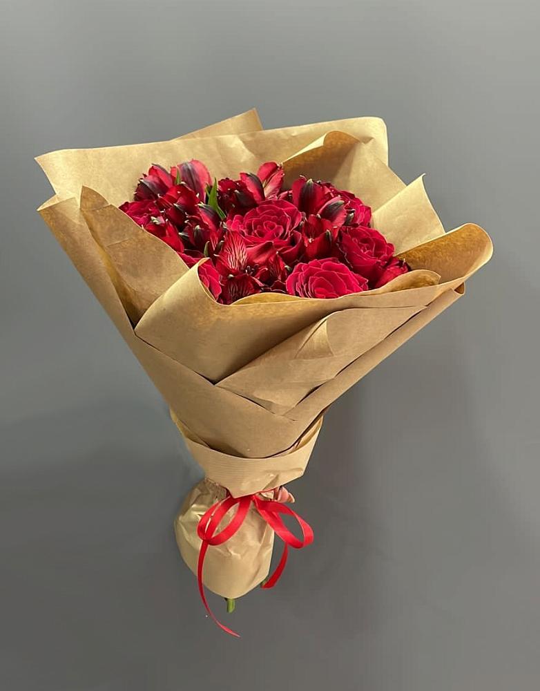 Букет цветов из: Альстромерии и Розы в Лальске