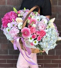 Композиция солнечный день в Лальске Цветочная композиция из Розы, Хризантемы, Пионы и Лизиантусы в корзине в Лальске