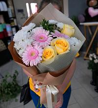 Букет цветов из:  Герберы, Розы и Хризантемы в Лальске