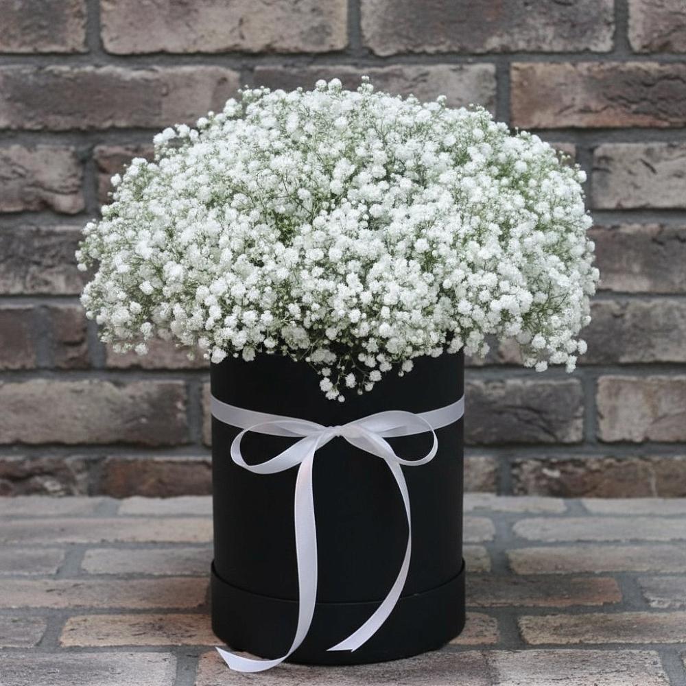 Цветочная композиция из Гипсофила в шляпной коробке в Лальске