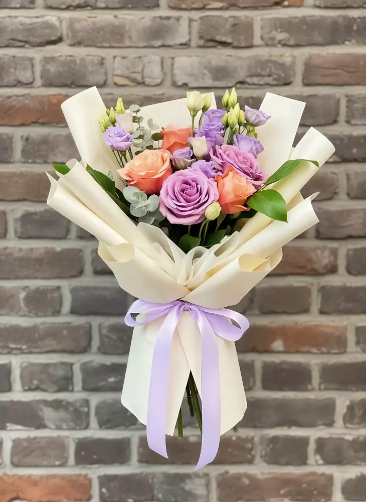 Букет цветов из: Лизиантусы и Розы в Лальске