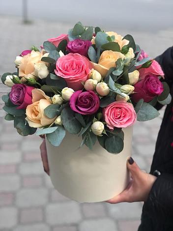 Цветочная композиция из Розы в шляпной коробке в Лальске