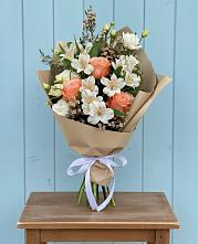 Букет цветов из:  Альстромерии, Лизиантусы, Розы и Хризантемы в Лальске