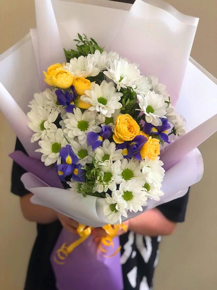 Букет цветов из: Ирисы, Хризантемы и Розы в Лальске