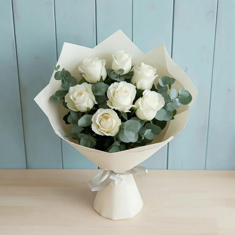 Букет Белые розы в Эвкалипте в Лальске