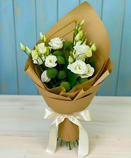 Букет цветов из:  Хризантемы и Лизиантусы в Лальске