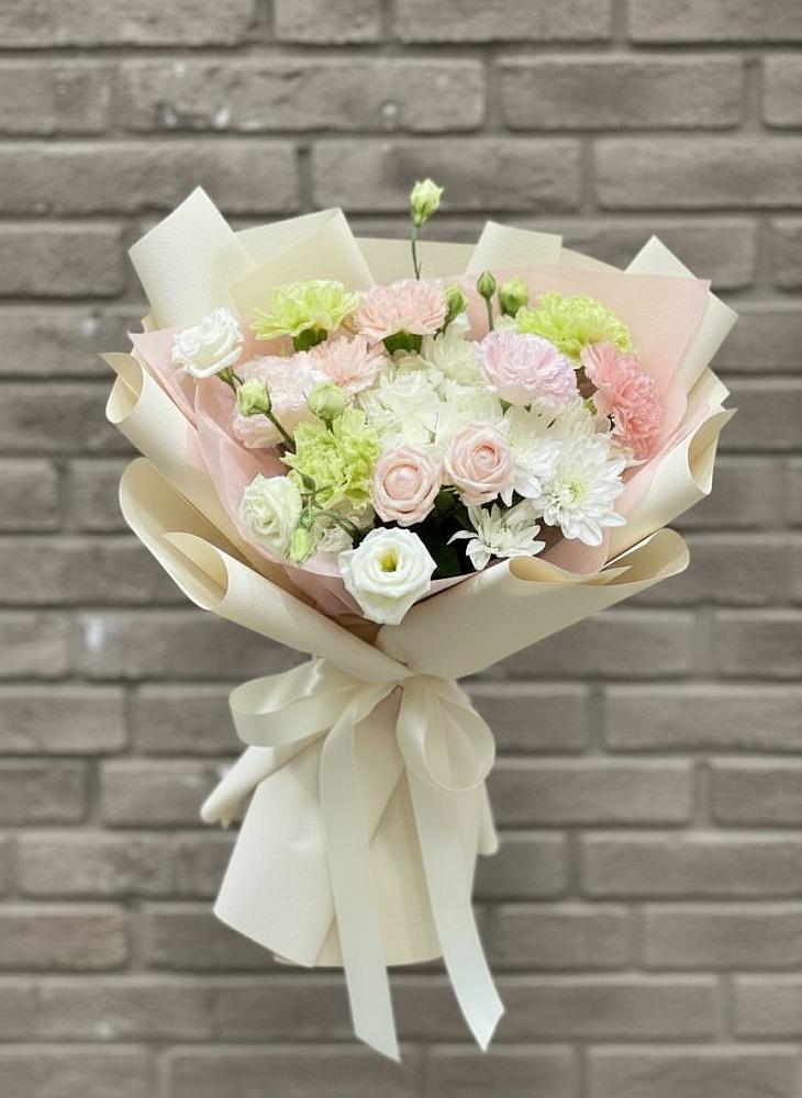 Букет цветов из: Гвоздики, Розы, Лизиантусы и Хризантемы в Лальске