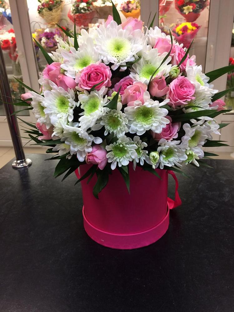 Цветочная композиция из Розы и Хризантемы в шляпной коробке в Лальске