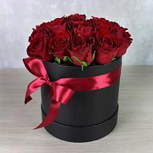 Цветочная композиция из Розы в шляпной коробке в Лальске