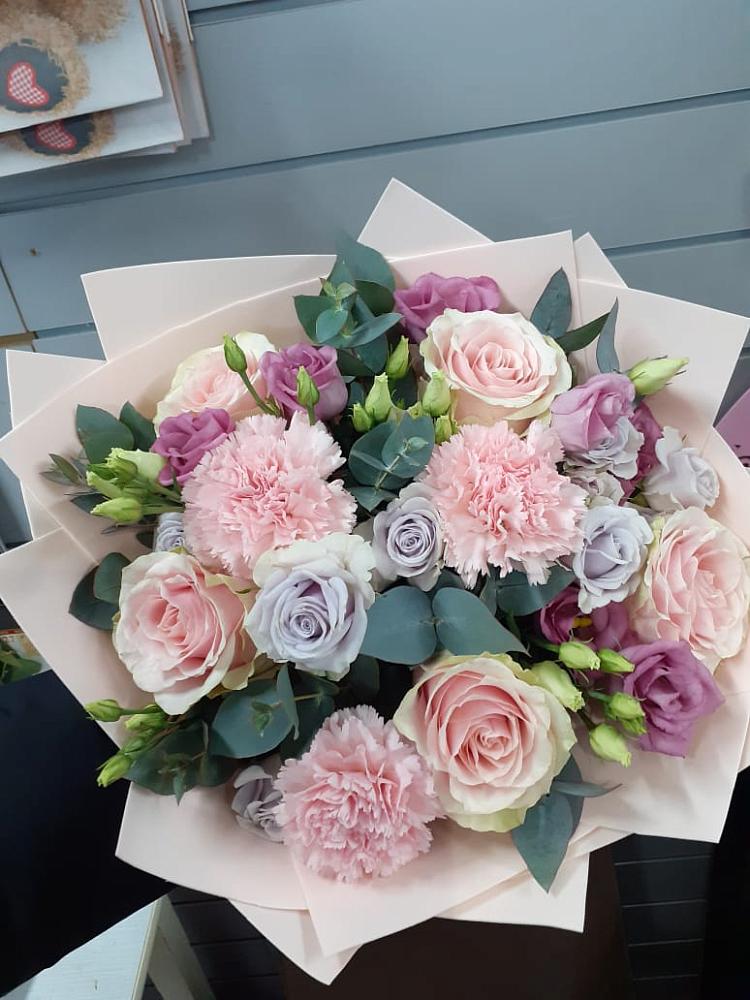 Букет цветов из: Розы, Гвоздики и Лизиантусы в Лальске