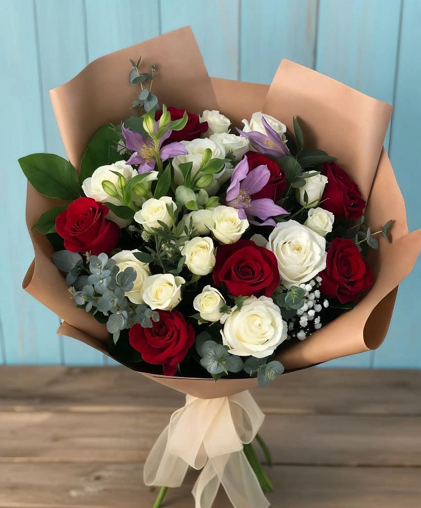 Букет цветов из: Розы и Альстромерии в Лальске