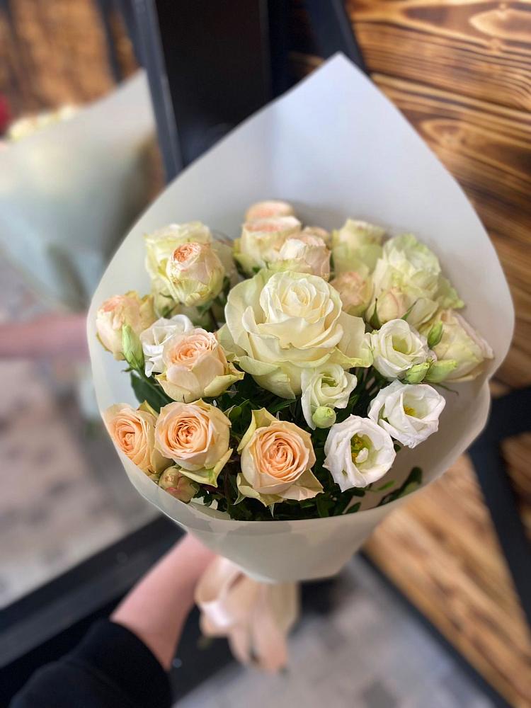 Букет цветов из: Розы и Лизиантусы в Лальске